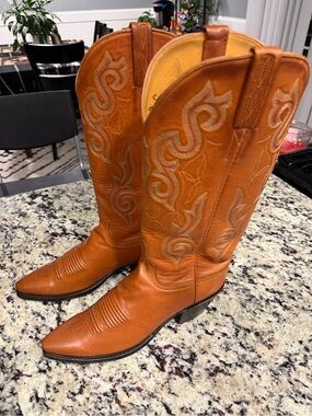 Women’s Lucchese Classics Calf Skin boots. Size 6.5B